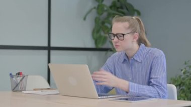 Laptop 'ta Kayıp Genç Kadın Şok Oldu