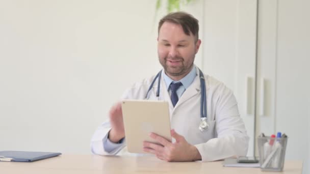 Online Videochat Auf Dem Tablet Von Jungem Arzt — Stockvideo