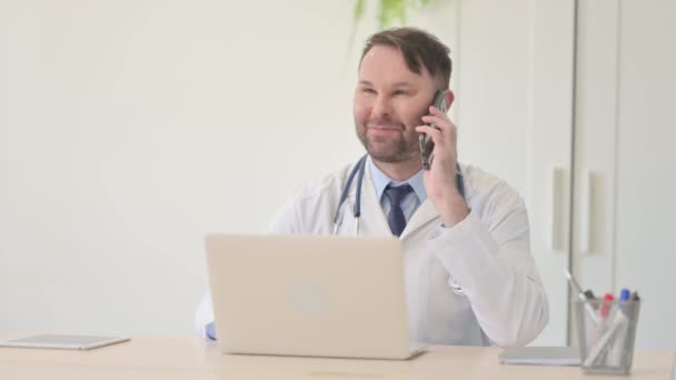 Médico Jovem Conversando Telefone Trabalho — Vídeo de Stock