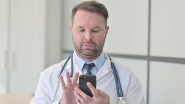 Portriat Giovane Medico Utilizzando Smartphone — Video Stock