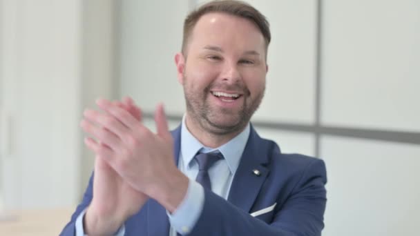 Porträt Aufgeregter Geschäftsmann Klatscht Für Team — Stockvideo