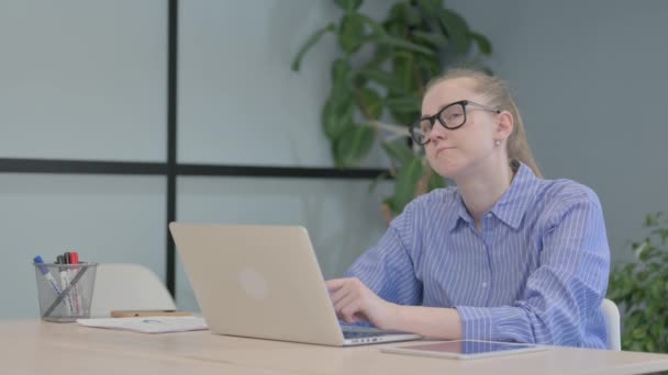 Junge Frau Denkt Und Arbeitet Laptop — Stockvideo