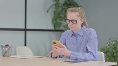 Smartphone 'da Başarıyı Kutlayan Genç Kadın