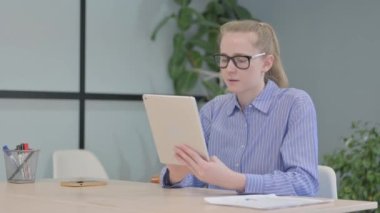 Tablet Bilgisayarında Başarıyı Kutlayan Genç Kadın