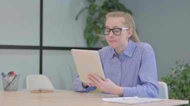 Tabletteki Kayıp Genç Kadın Üzülüyor