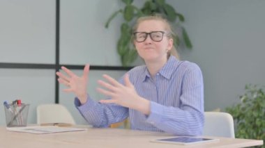 Öfkeli Genç Kadın Hüsrana uğradı Ofiste oturuyor