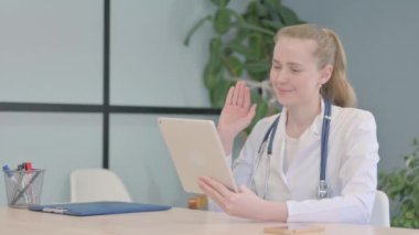 Klinikteki Kadın Doktor 'un Tabletteki Çevrimiçi Video Sohbeti