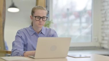 Laptop 'ta Çalışan Meşgul Genç Kadın