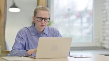 Laptop 'ta Kayıp Genç Kadın Şok Oldu