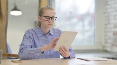 İş yerinde Tablet Bilgisayarı kullanan Genç Kadın