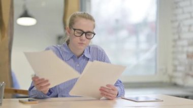 İş yerinde Evrak Okuyan Genç Kadın