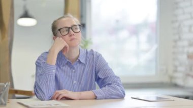 Düşünceli Genç Kadın Beyin Fırtınası