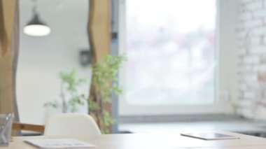 Genç kadın Iş için ofise geliyor