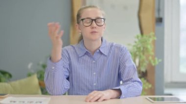 Çevrimiçi Video Sohbeti Yapan Genç Kadın