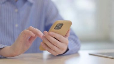 Smartphone kullanarak İş kadınının Eli 'ni Kapat