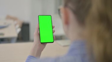 İş kadınını Kapat Yeşil Ekranlı Telefonu Kullan