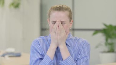 Hüsran içinde Ağlayan Üzgün Genç Kadın Portresi