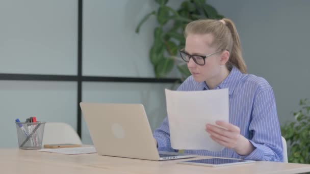 Молодая Женщина Шокирована Потерей Ноутбука Документов Бумажной Работы — стоковое видео