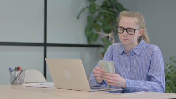 お金を稼ぐ仕事でドルを数える若い女性 — ストック動画