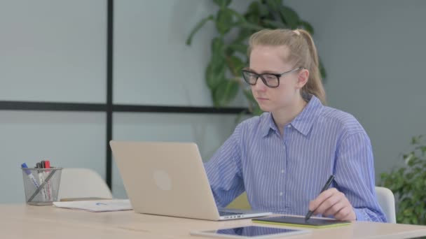 Mladá Žena Pracující Notebooku Grafickém Tabletu Design — Stock video