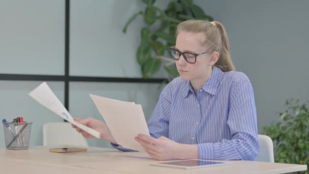 Młoda Kobieta Czytanie Dokumentów Pracy Papierkowa Robota — Wideo stockowe