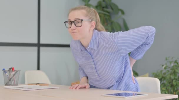 Mujer Joven Con Dolor Espalda Sentada Oficina — Vídeos de Stock