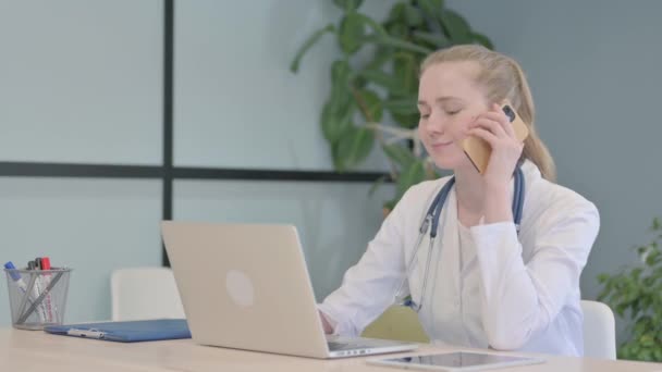 Kvinnlig Doktor Talar Telefon Kliniken — Stockvideo