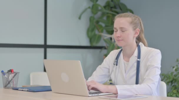诊所女医生在手提电脑上举的拇指 — 图库视频影像