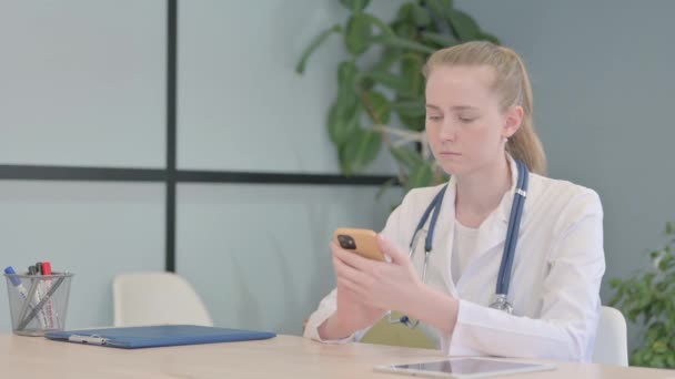 Kvinnlig Läkare Som Använder Smartphone Kliniken — Stockvideo