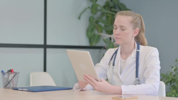 女医生在诊所使用平板电脑 — 图库视频影像