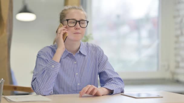 仕事で電話で話す若い女性 — ストック動画