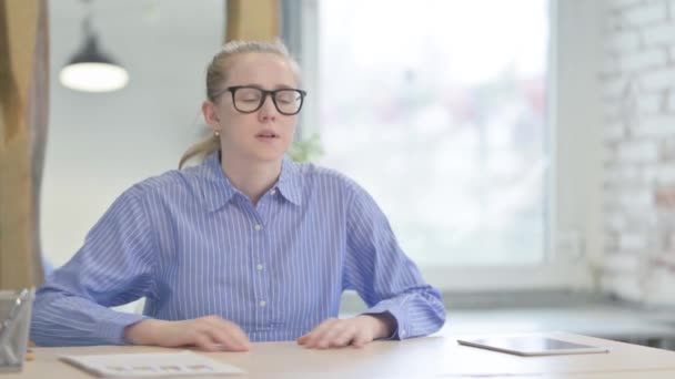 Junge Frau Mit Rückenschmerzen Sitzt Bei Der Arbeit — Stockvideo