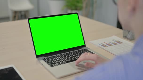 Mulher Negócios Usando Laptop Com Tela Verde — Vídeo de Stock