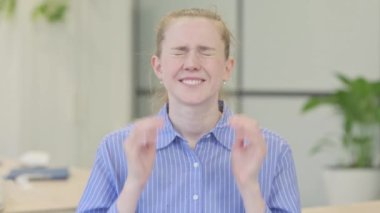 Yorgun ve Baş Ağrısı Olan Genç Kadın Portresi