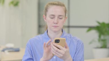 Akıllı telefon kullanan Genç Kadın Portresi