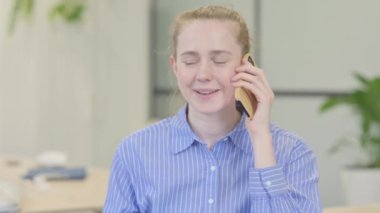 Telefonda Konuşan Genç Kadın Portresi