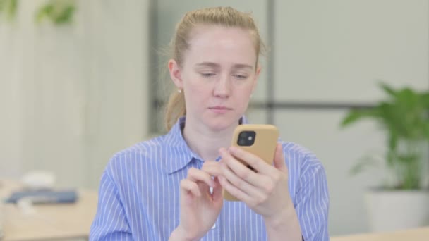 Портрет Молодої Жінки Шокований Втратами Смартфоні — стокове відео