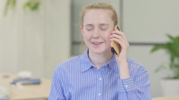 Πορτρέτο Της Νεαρής Γυναίκας Μιλώντας Στο Τηλέφωνο — Αρχείο Βίντεο