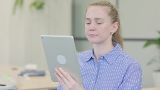 Portret Van Jonge Vrouw Met Behulp Van Tablet Computer — Stockvideo