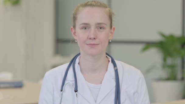 Portriat Leende Kvinnlig Läkare Kliniken — Stockvideo