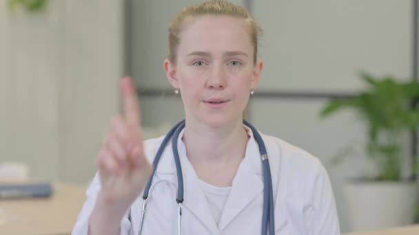Nie Kobieta Lekarz Machająca Palcem Zaprzeczeniu — Wideo stockowe