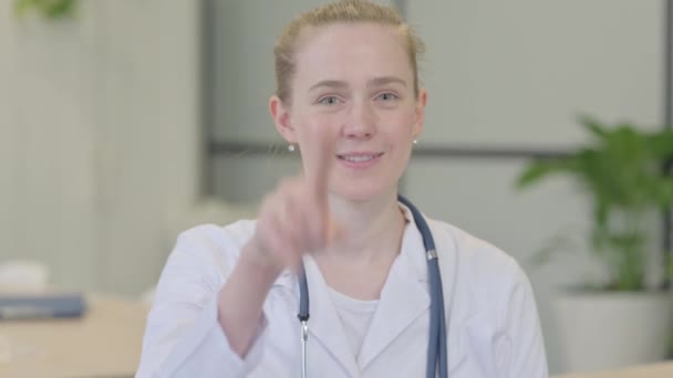 Kalla Mig Gesture Kvinnlig Läkare För Konsulting — Stockvideo