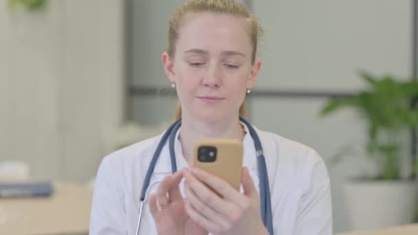 Portriat Kvinnliga Läkare Använda Smartphone — Stockvideo