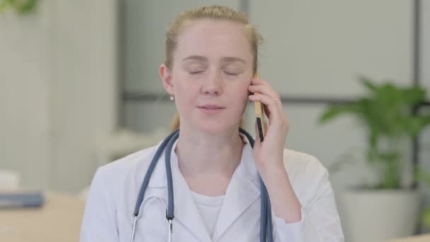 Portriat Kvinnliga Läkare Talar Telefon — Stockvideo