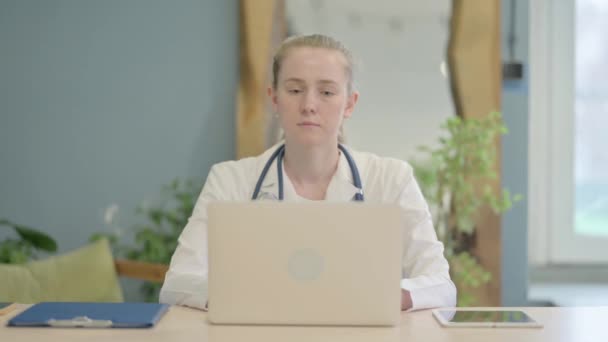 Médecin Féminin Travaillant Sur Ordinateur Portable Clinique — Video