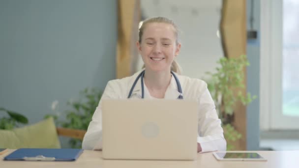 Online Videochatt Kvinnlig Läkare Laptop Kliniken — Stockvideo