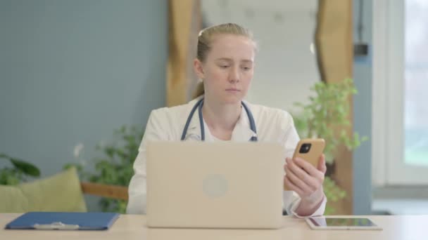 诊所在笔记本电脑和智能手机上工作的女医生 — 图库视频影像