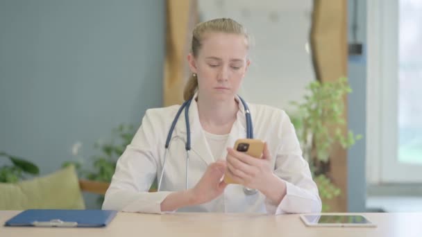 在诊所使用智能手机的女医生 — 图库视频影像