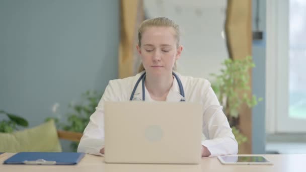 Kciuki Dół Odmawiając Kobiecie Lekarza Klinice — Wideo stockowe