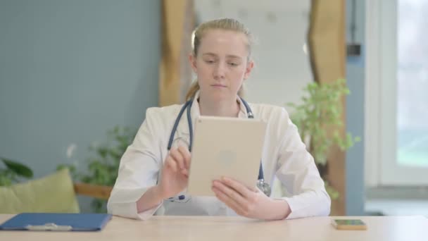 女医生在诊所使用平板电脑 — 图库视频影像